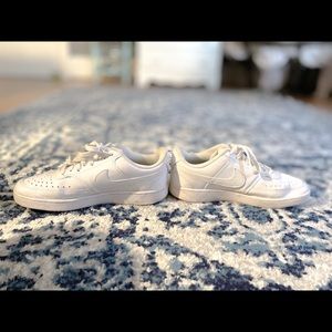 WOMEN'S NIKE COURT VISION LOW SNEAKERS